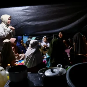 Kak Na bersama anak anak Langkahan yang tetap mengaji di bawah tenda pengungsian