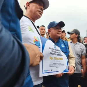 Mendikdasmen menyerahkan bantuan untuk sekolah terdampak banjir di Tamiang