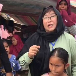 Miss Susan bersama pengungsi Langkahan