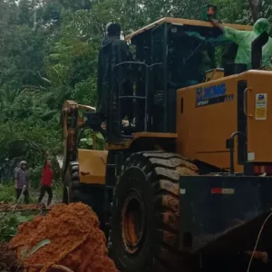Pembersihan jalan di Tapanuli
