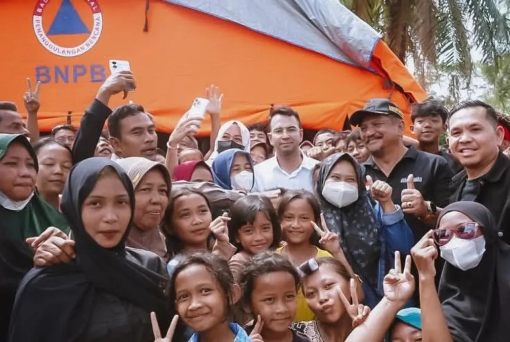 Raffi Ahmad berfoto bersama pengungsi bencana Aceh Tamiang