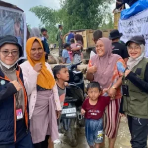 Relawan Ippermata bersama warga Langkahan usai penyaluran bantuan