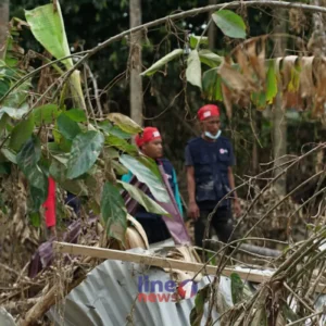 Relawan PMI cari korban banjir7