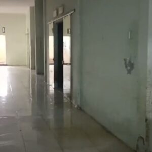 Salah satu koridor RSUD Aceh Tamiang telah bersih dari lmpur