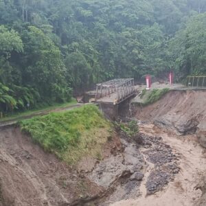 Sebuah jembatan di Bener Meriah putus akibat banjir dan longsor