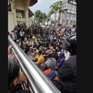 Warga Aceh Tengah saat menyampaikan aspirasi ke Bupati Aceh Tengah