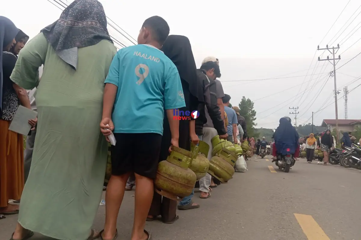 Warga Pegasing mengantre gas