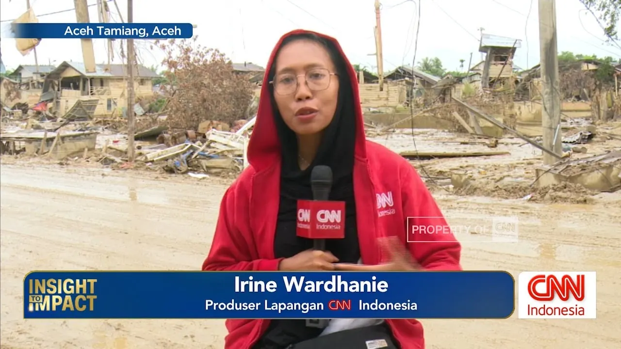 Wartawan CNN Indonesia meliput dampak bencana di Aceh Tamiang
