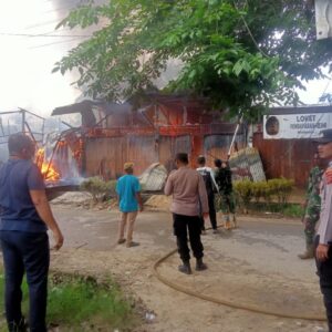 6 ruko semi permanen di Tanoh Jamboo Aye terbakar