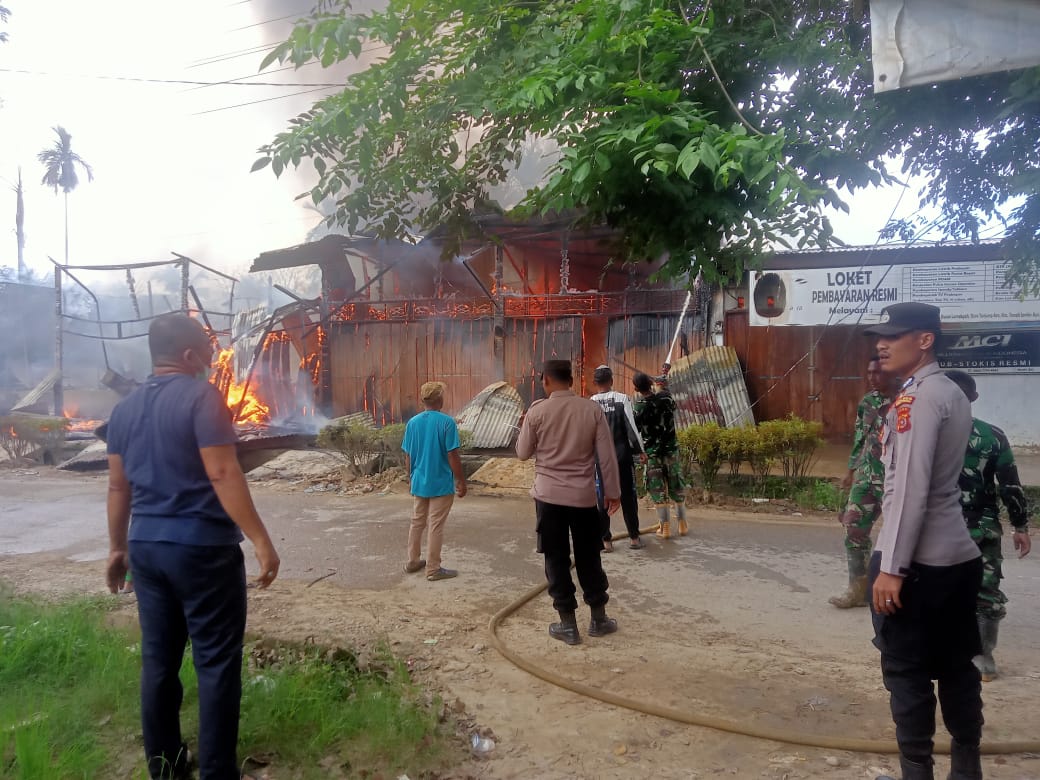 6 ruko semi permanen di Tanoh Jamboo Aye terbakar