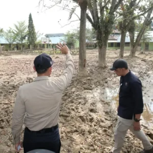 AHY melihat kondisi SMPN 1 Karang Baru yang masih penuh lumpur