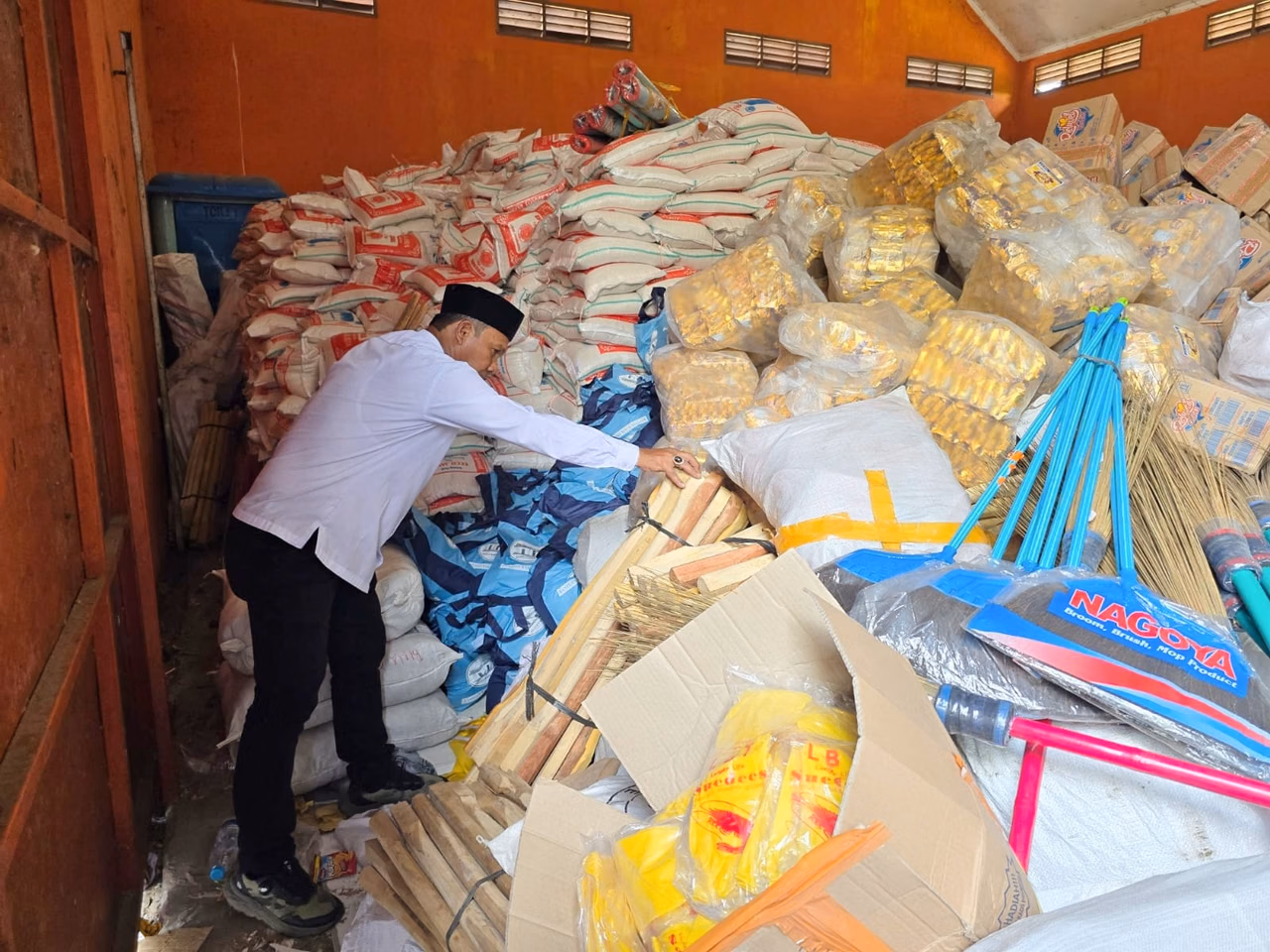 Anggota DPRK Bireuen menemukan banyak bantuan menumpuk di gudang BPBD Bireuen