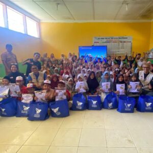 BFLF Indonesia salur pakain sekolah