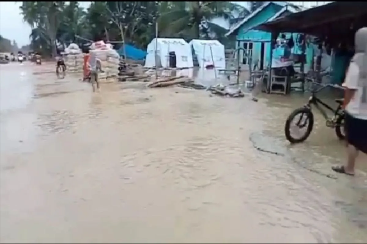 Banjir merendam permukiman warga di Desa Raja