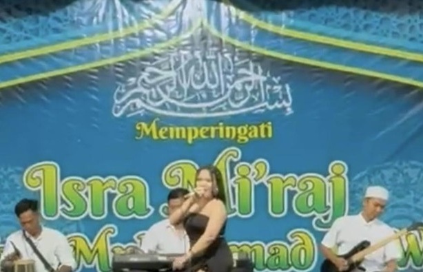 Biduan joget di acara Isra Mikraj Banyuwangi