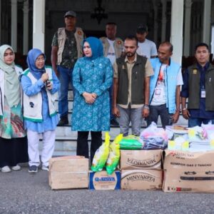 Kak Na melepas Forbes Relawan Aceh
