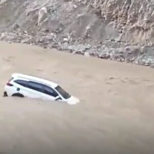 Mobil dinas Camat Pantan Cuaca hanyut