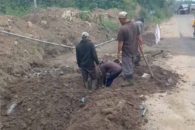 Pembuatan sumur bor di huntara Kampung Tunyang