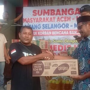 Penyaluran bantuan di Cot Ara