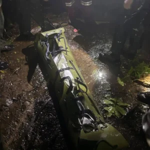 Proses evakuasi jenazah kedua korban kecelakaan pesawat ATR 42 500