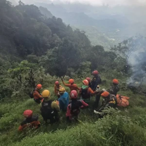 Proses evakuasi korban kecelakaan Pesawat ATR