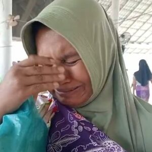 Sumiati korban banjir Matang Serdang menangis