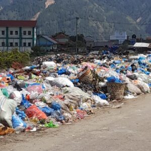 Tumpukan sampah di TPS Paya Ilang