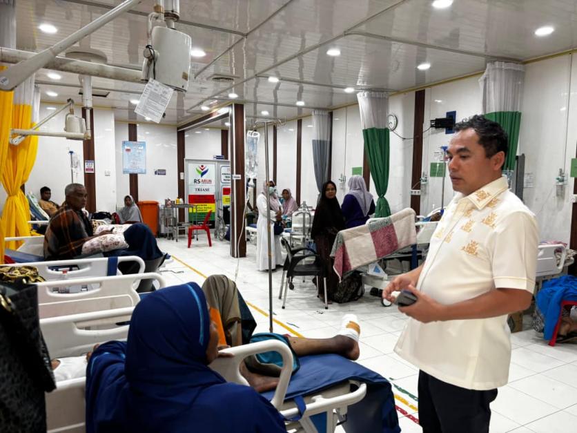 Wali Kota Sayuti berbincang dengan pasien di RSU Arun