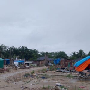 Warga Sekumur tinggal di tenda