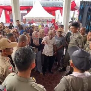 Aksi protes sarga Blang Naleung Mameh di Kantor Wali Kota