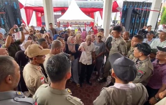 Aksi protes sarga Blang Naleung Mameh di Kantor Wali Kota