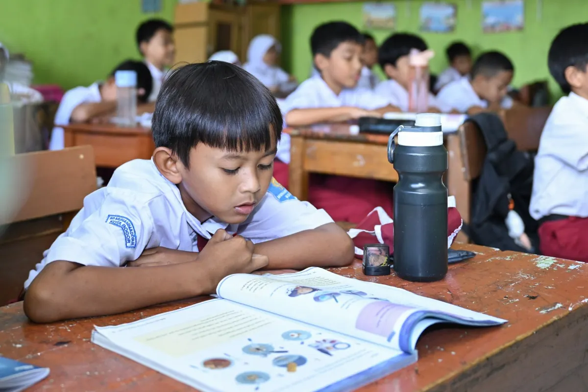 Ilustrasi siswa SD belajar di sekolah