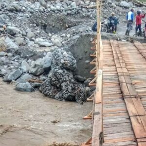 Jembatan darurat di Kampung Bergang