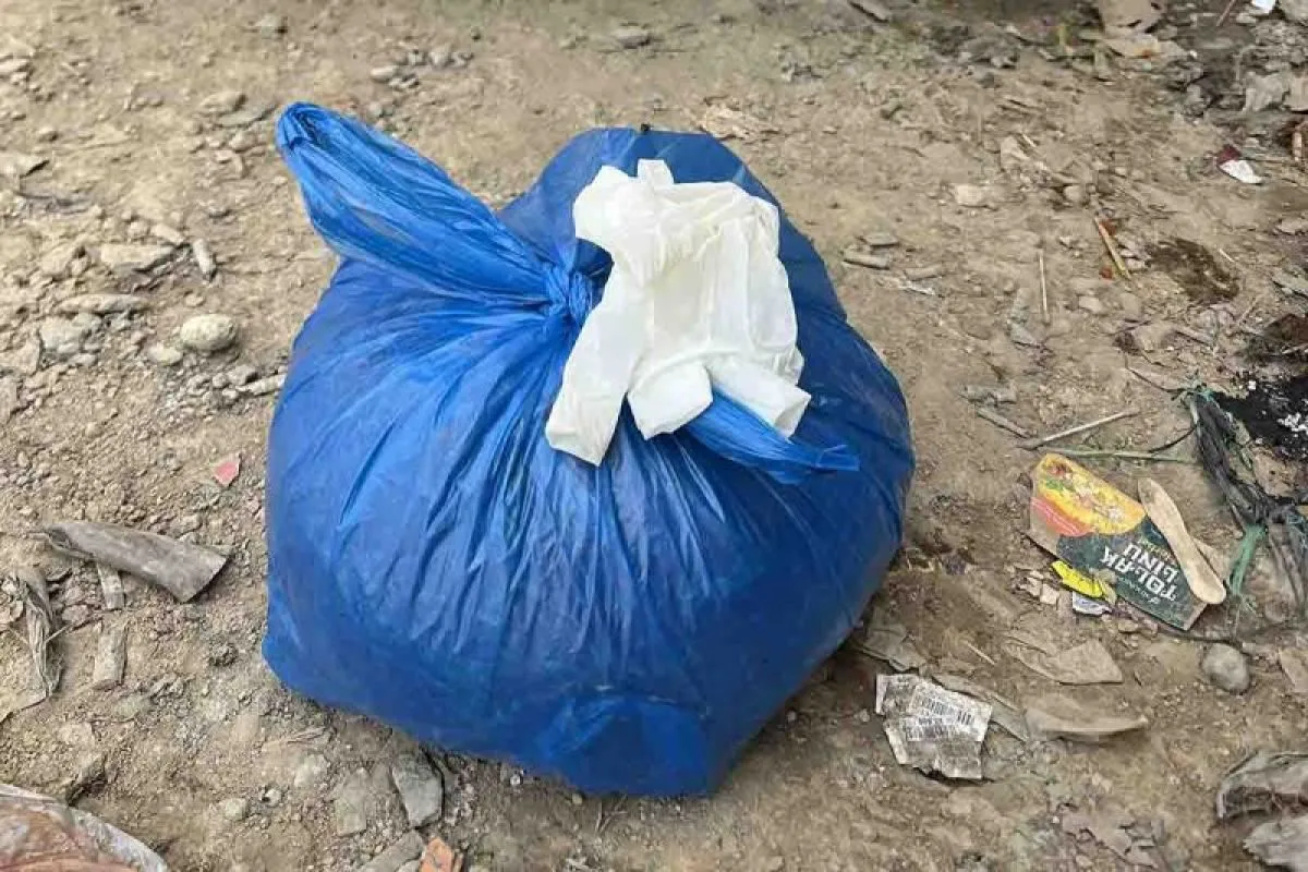 Kantong plastik berisi bangkai anjing