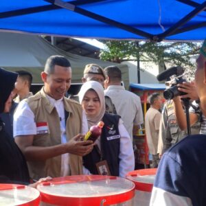 Kepala BBPOM Banda Aceh Riyanto periksa takjil