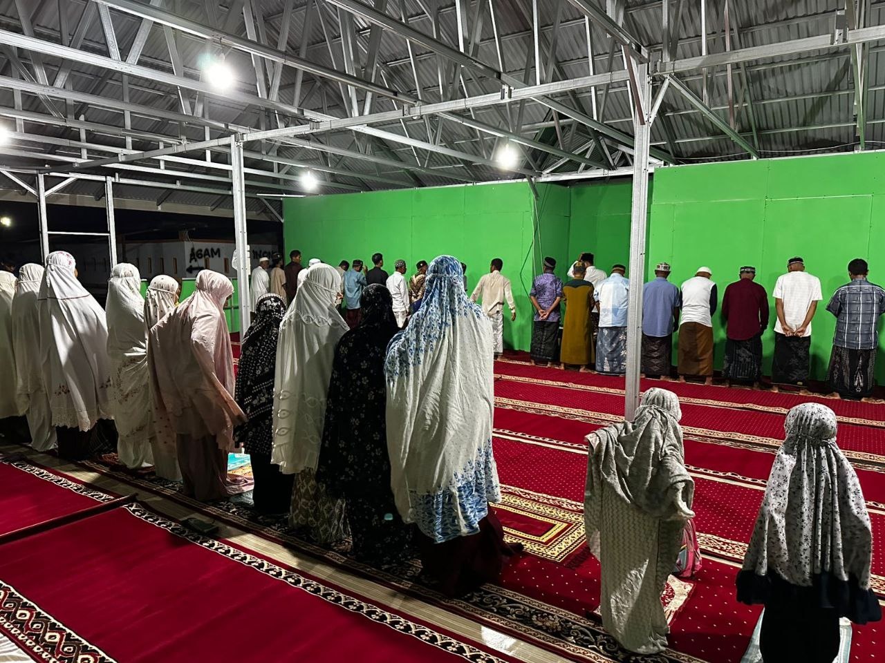 Korban banjir Manyang Cut Pijay salat tarawih di meunasah darurat
