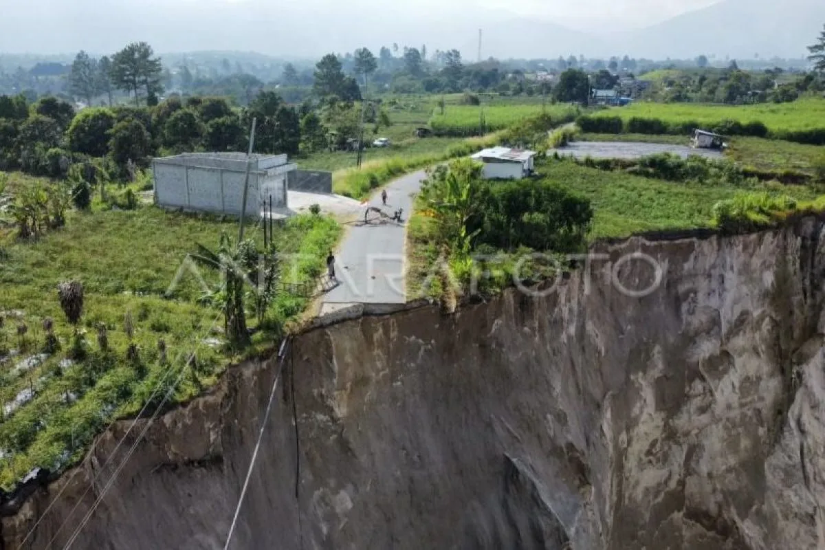 Lubang longsor di Pondok Balik