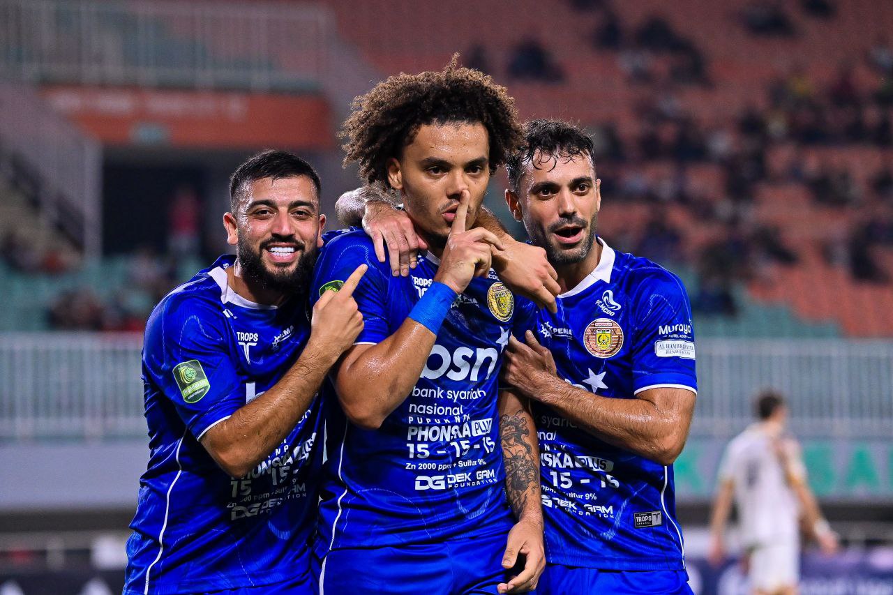 Pemain Persiraja selebrasi