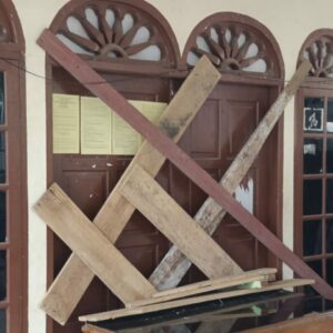 Pintu Kantor Geuchik Blang Naleung Mameh dipalang
