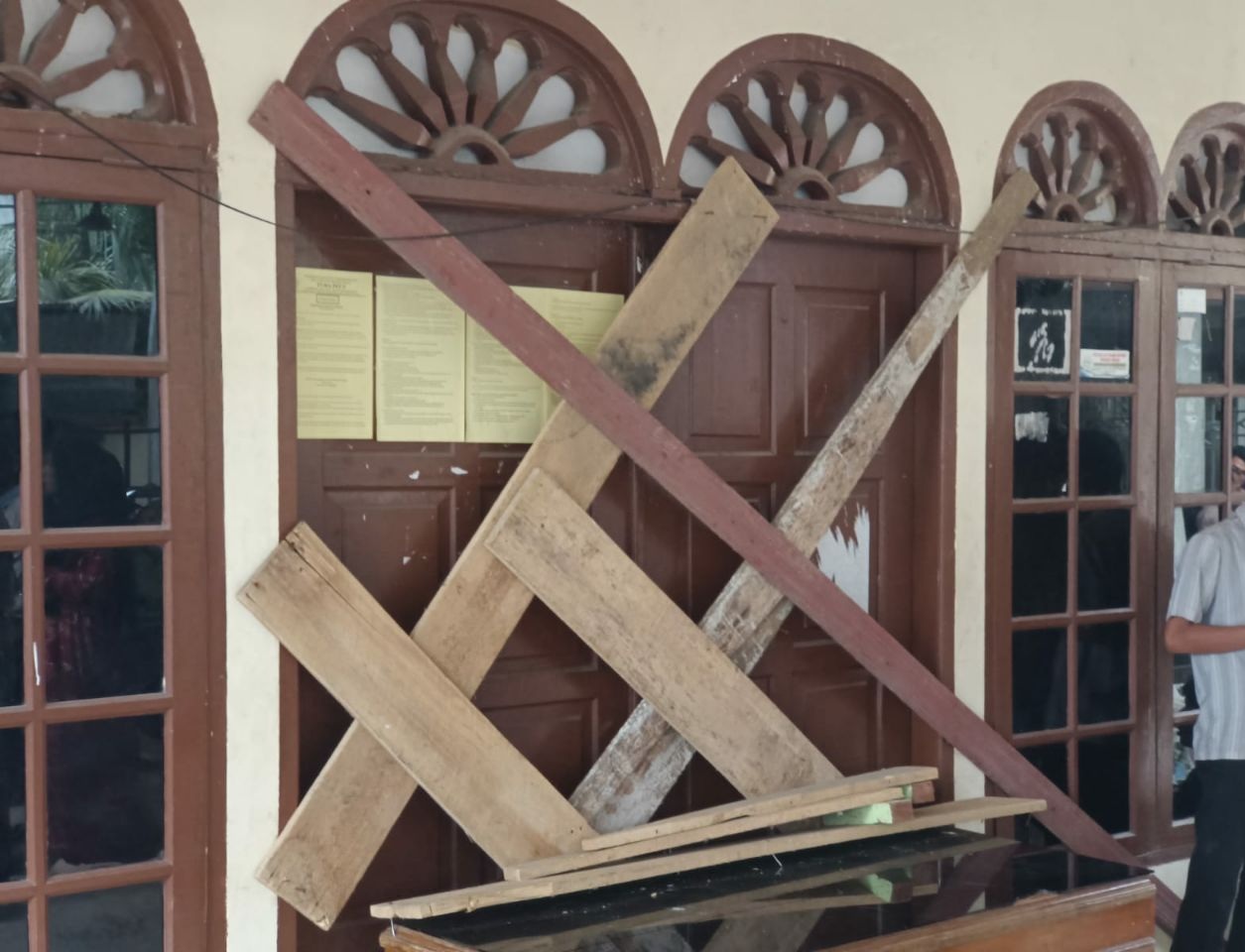 Pintu Kantor Geuchik Blang Naleung Mameh dipalang