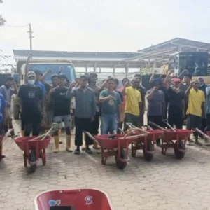Warga ikut program padat karya
