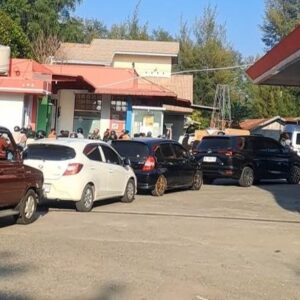 Antrean di SPBU di kawasan Lueng Bata