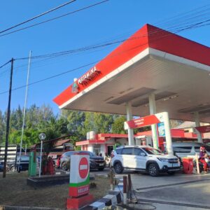 Antrean di SPBU di kawasan Lueng Bata1