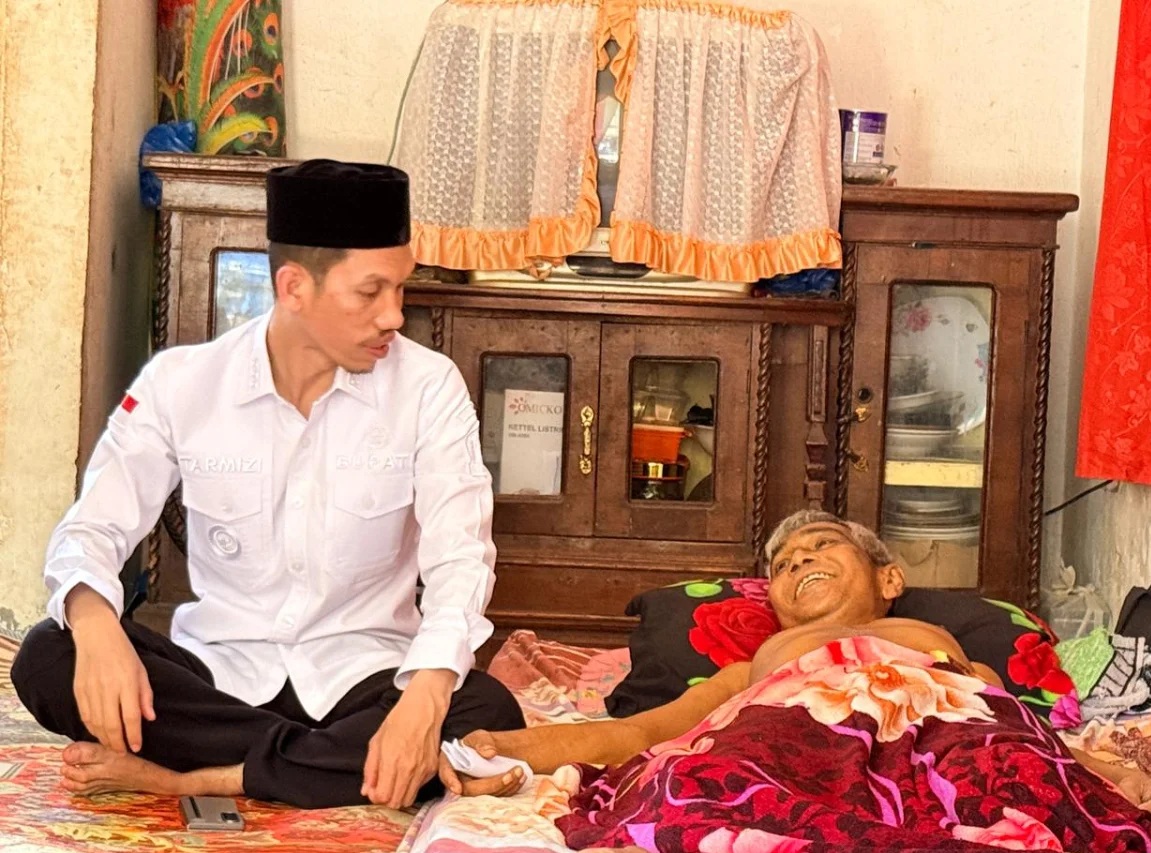 Bupati Aceh Barat Tarmizi jenguk Ngoh Baka mantan kombatan GAM sakit di Arongan Lambalek
