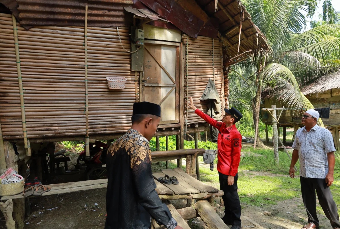 Bupati Aceh Barat Tarmizi meninjau rumah tidak layak huni di Woyla Barat