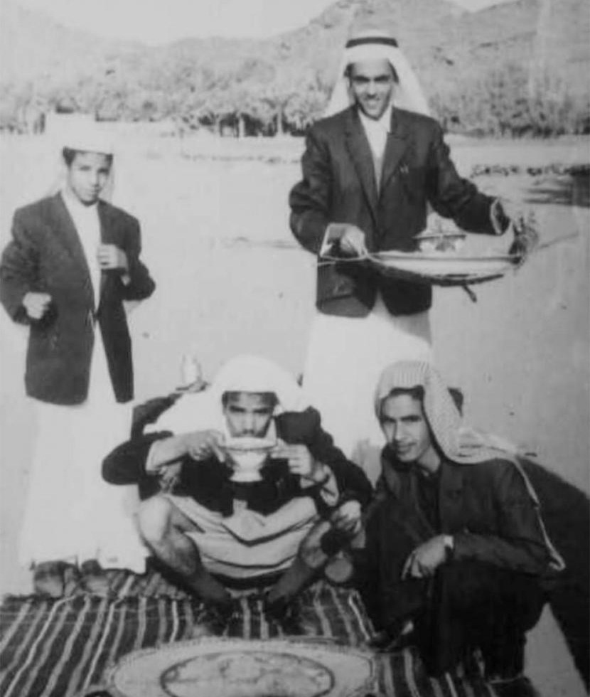 Tradisi warga lokal Arab Saudi berkumpul saat Idul Fitri di masa lalu.