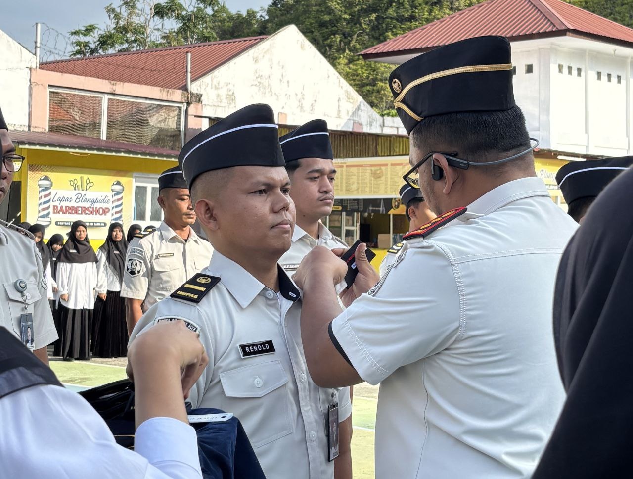 Kalapas Blangpidie Akhmad HS semat pangkat kepada pegawai