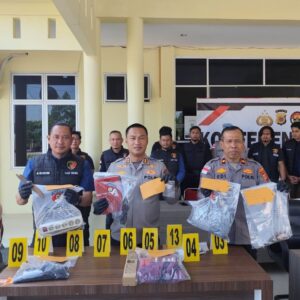 Kapolres Gayo Lues AKBP Hyrowo menunjukkan barang bukti sepeda motor dalam konferensi pers kasus pembunuhan dr Shanti Astuti di Mapolres Gayo Lues.