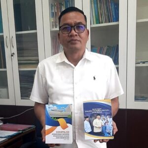 Kepala Dinas Pendidikan Kabupaten Gayo Lues, Salid, S.Pd., M.M., saat menunjukkan sejumlah buku sebagai simbol kesiapan sarana belajar mengajar tatap muka di Gayo Lues.