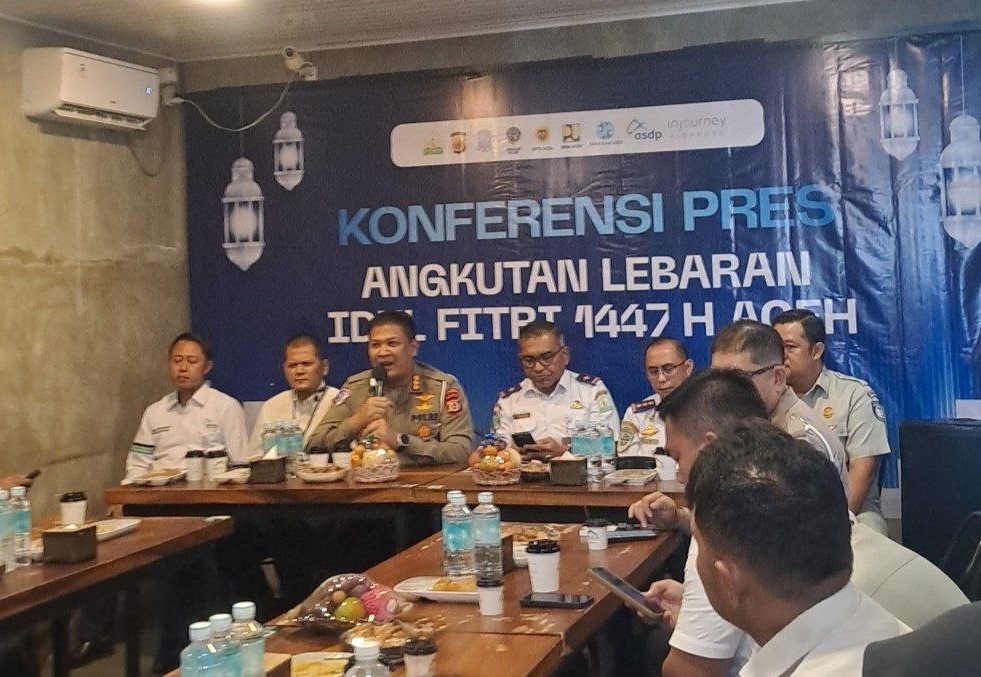 Direktur Lalu Lintas Polda Aceh Kombes Pol Deden Supriyatna Imhar konferensi pers angkutan Lebaran Idulfitri 2026.
